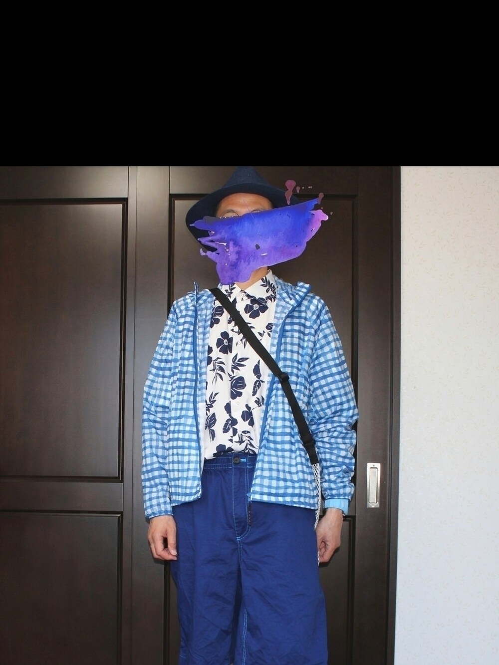 ホワイト系のショルダーバッグ、ブルー系のパンツ、ホワイト系のスニーカーを着用したメンズの夏コーディネートの2枚目の写真