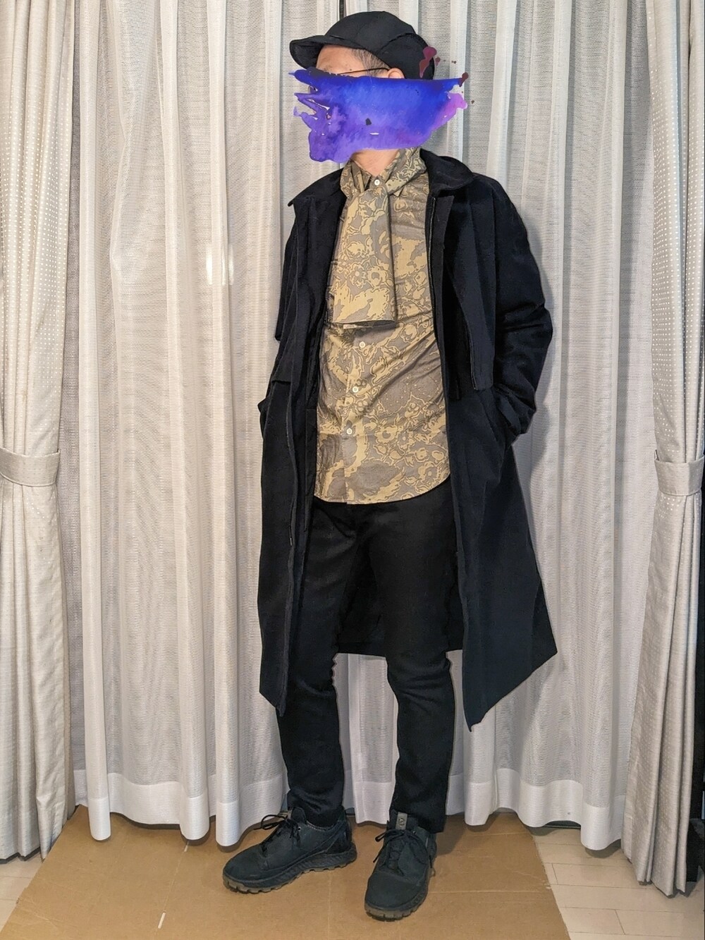 ベージュ系のシャツ/ブラウス、ブラック系のデニムパンツ、グレー系のダウンジャケット/コートを着用したメンズの冬コーディネートの2枚目の写真