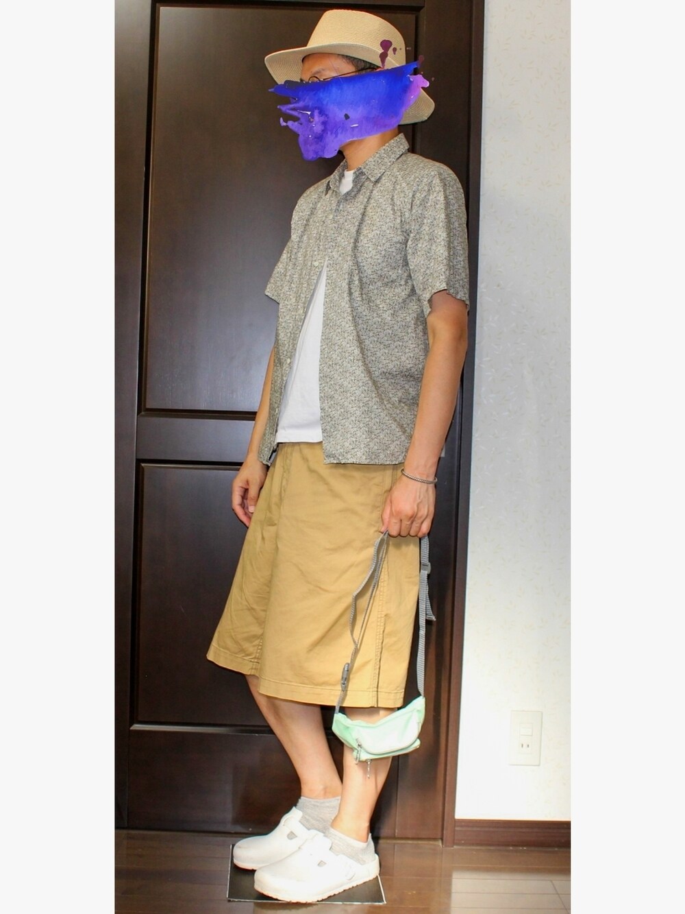 グリーン系のシャツ/ブラウス、グリーン系のボディバッグ/ウエストポーチ、ベージュ系のその他パンツを着用したメンズの夏コーディネートの2枚目の写真