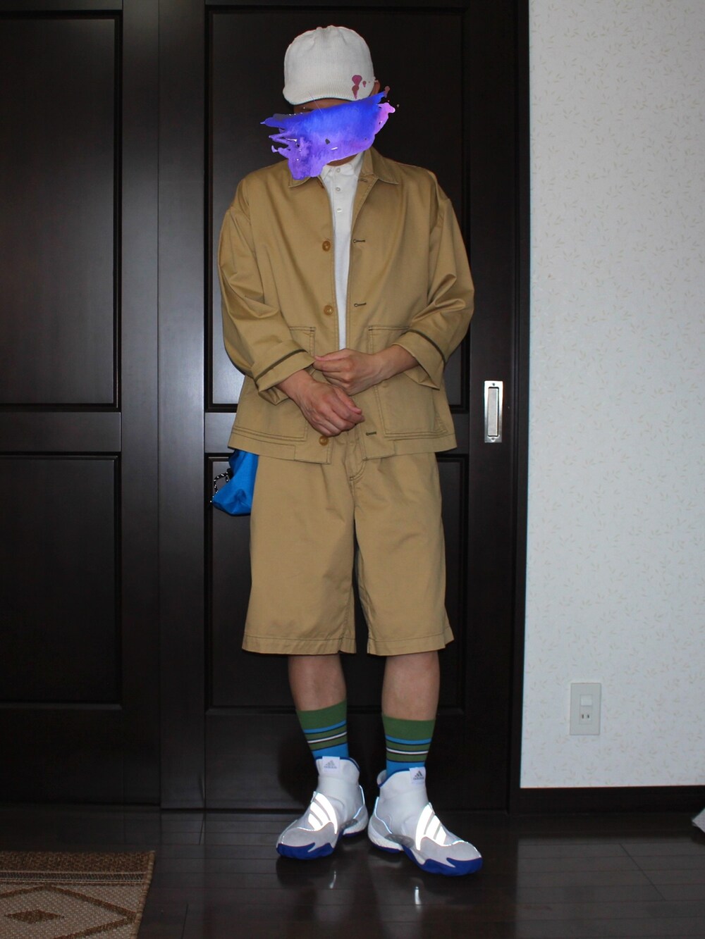 ベージュ系のジャケット/アウター、ホワイト系のポロシャツ、ベージュ系のその他パンツを着用したメンズの夏コーディネートの2枚目の写真