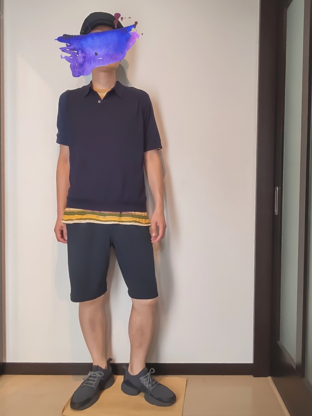 ブルー系のポロシャツ、ブルー系のパンツ、イエロー系のTシャツ/カットソーを着用したメンズの夏コーディネートの3枚目の写真