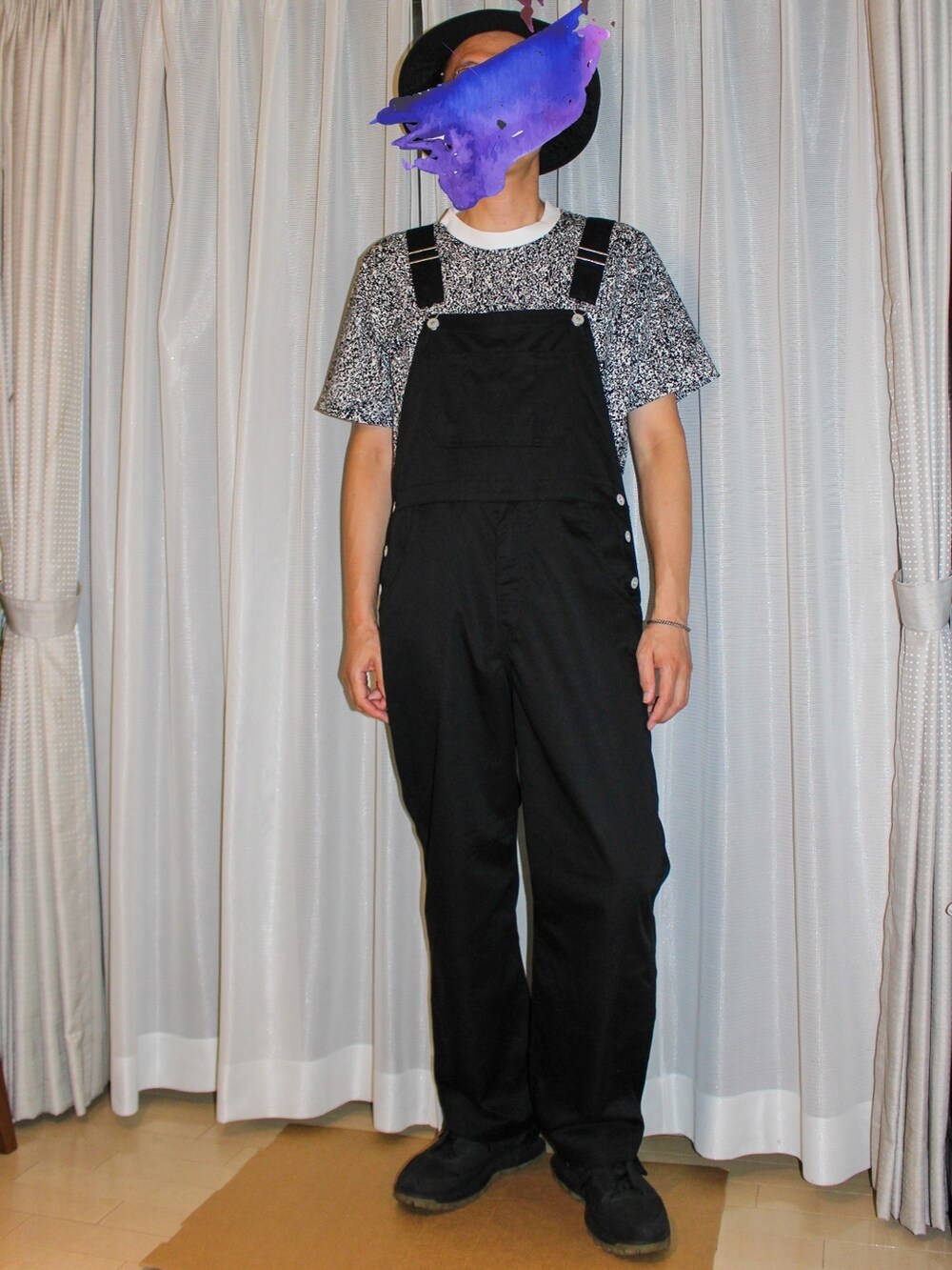 ブラック系のトートバッグ、ブラック系のサロペット/オーバーオール、その他のTシャツ/カットソーを着用したメンズの秋コーディネートの3枚目の写真