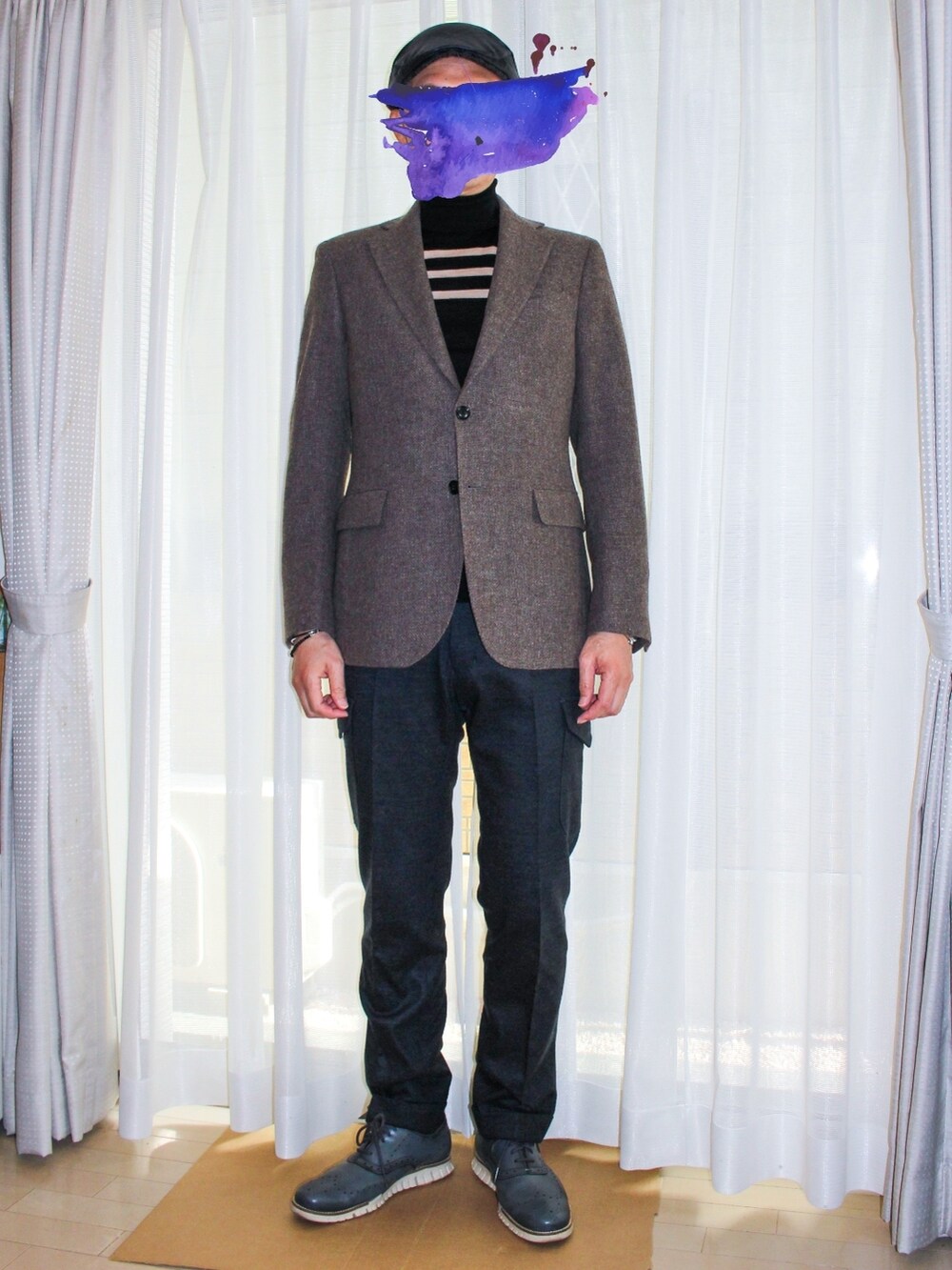 ブラウン系のテーラードジャケット、ブラック系のニット/セーター、グレー系のカーゴパンツを着用したメンズの秋コーディネートの2枚目の写真