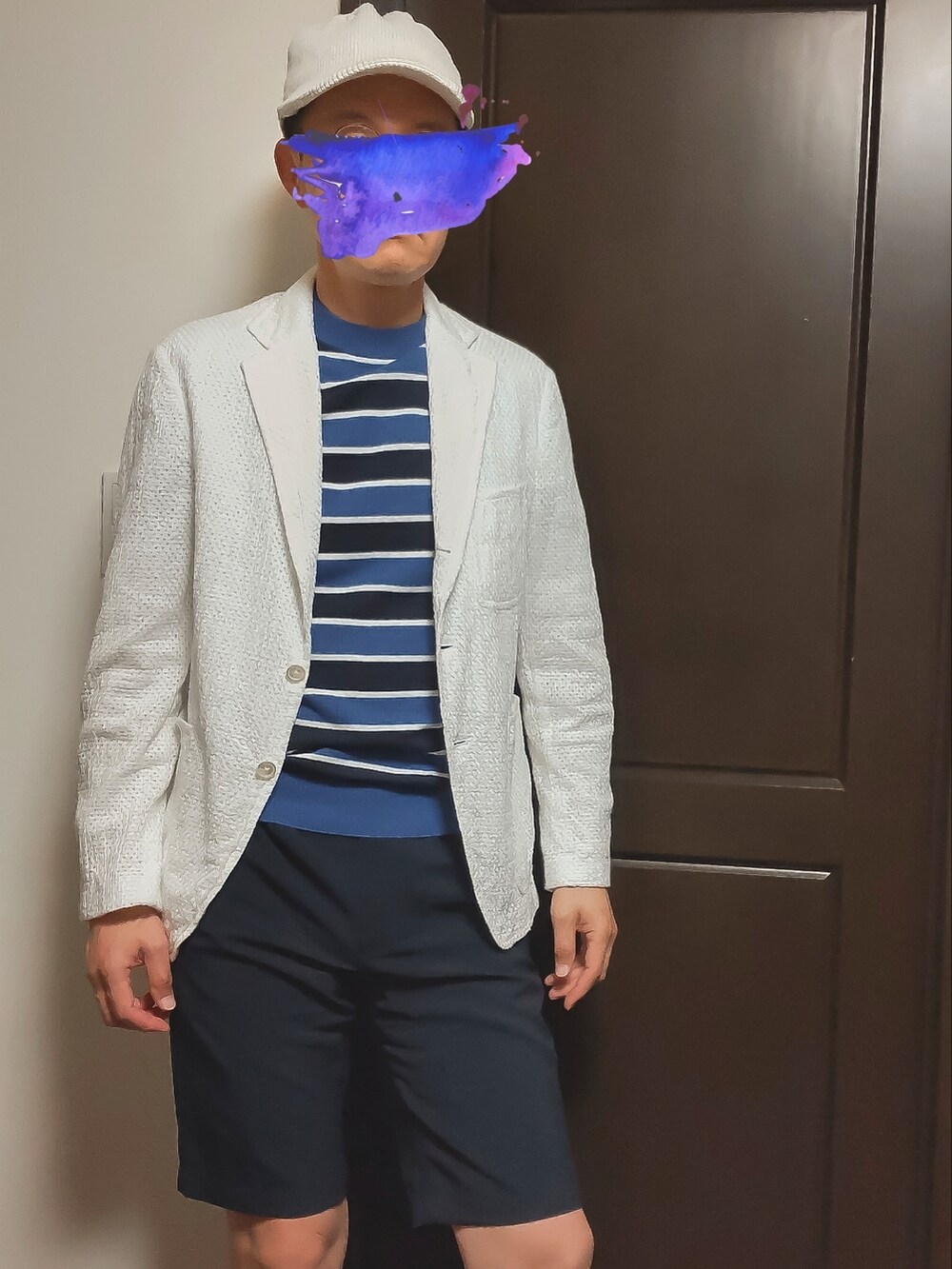 ブルー系のTシャツ/カットソー、ホワイト系のテーラードジャケット、ブルー系のその他パンツを着用したメンズの夏コーディネートの2枚目の写真