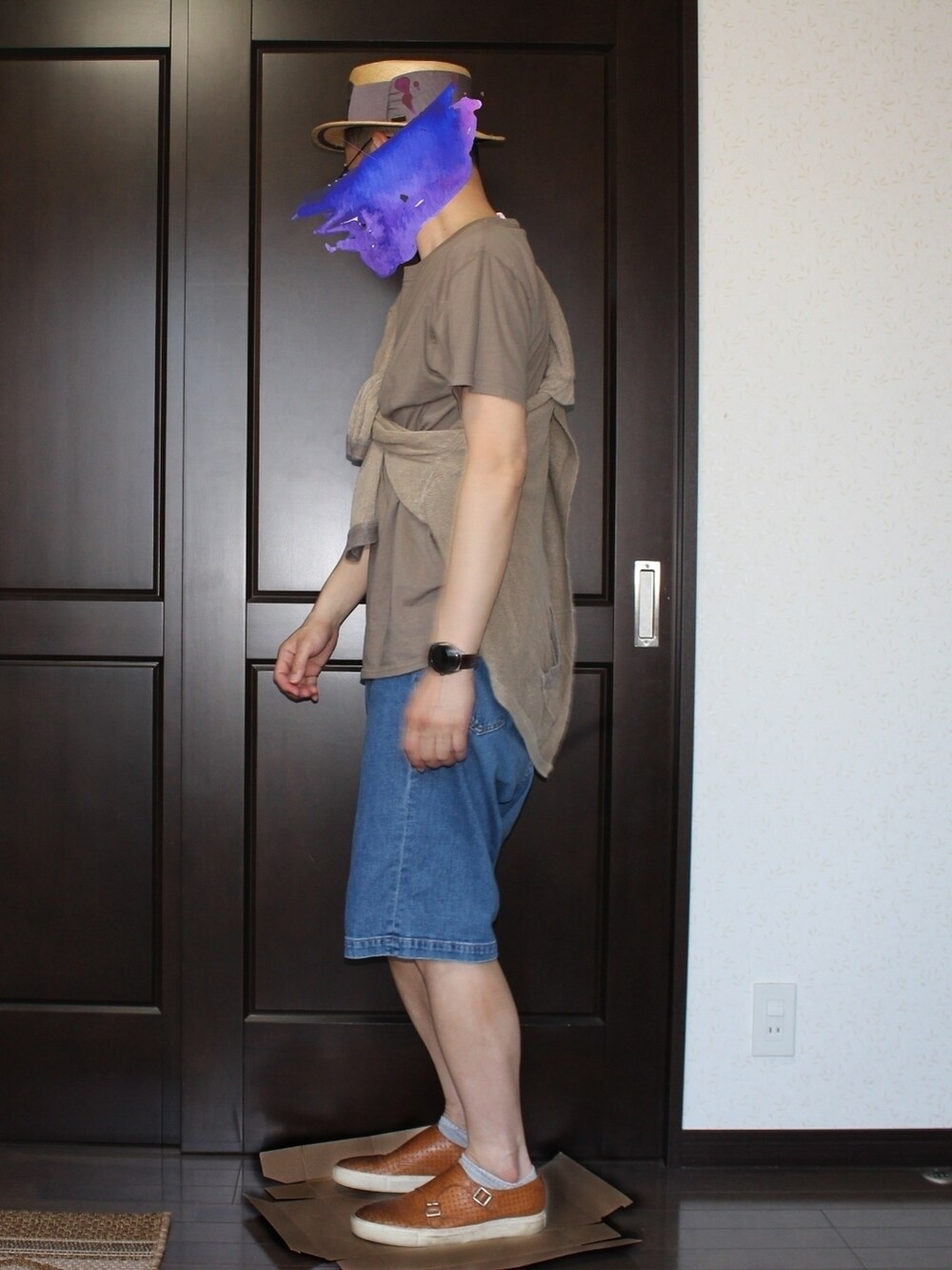 ブラウン系のTシャツ/カットソー、ベージュ系のニット/セーター、ブルー系のその他パンツを着用したメンズの夏コーディネートの2枚目の写真