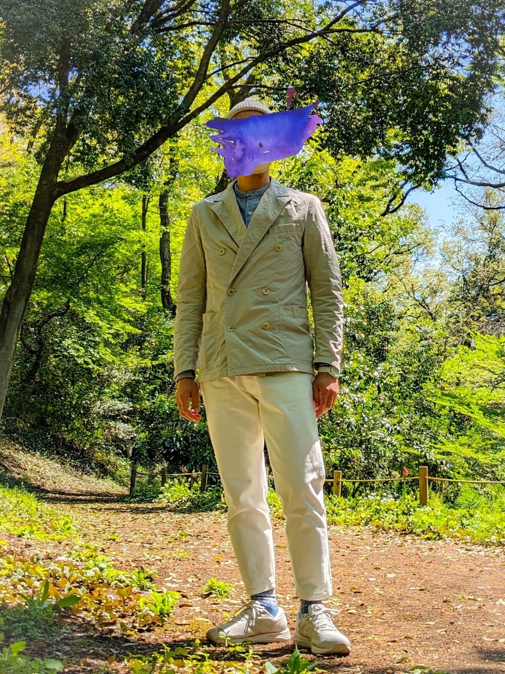 ベージュ系のテーラードジャケット、ブルー系のシャツ/ブラウス、ホワイト系のデニムパンツを着用したメンズの春コーディネートの3枚目の写真