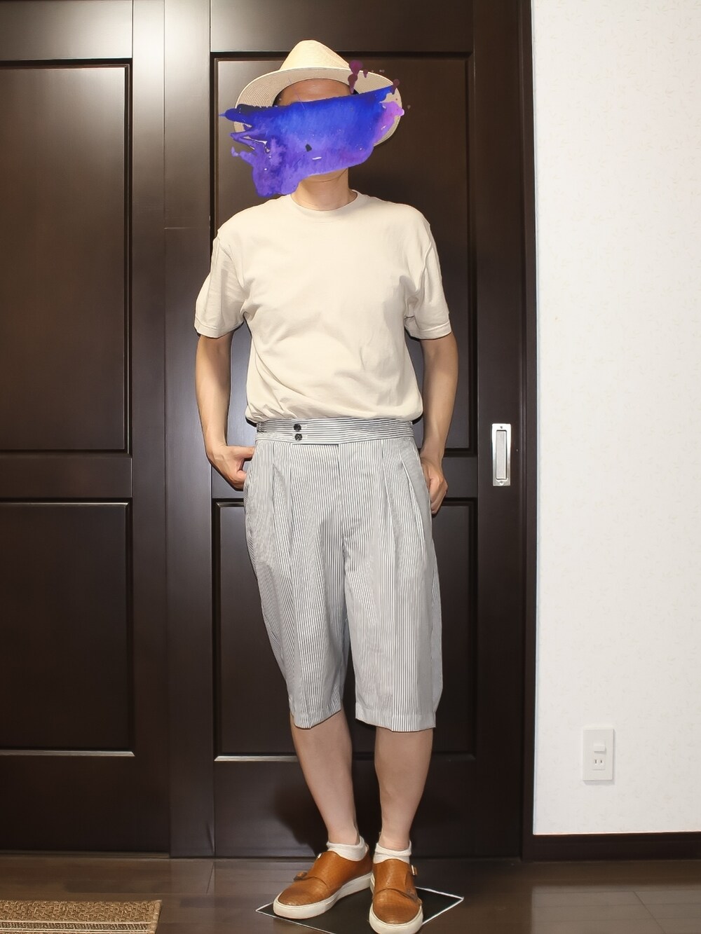 ブラウン系のスニーカー、ブルー系のその他パンツ、ベージュ系のTシャツ/カットソーを着用したメンズの夏コーディネートの3枚目の写真