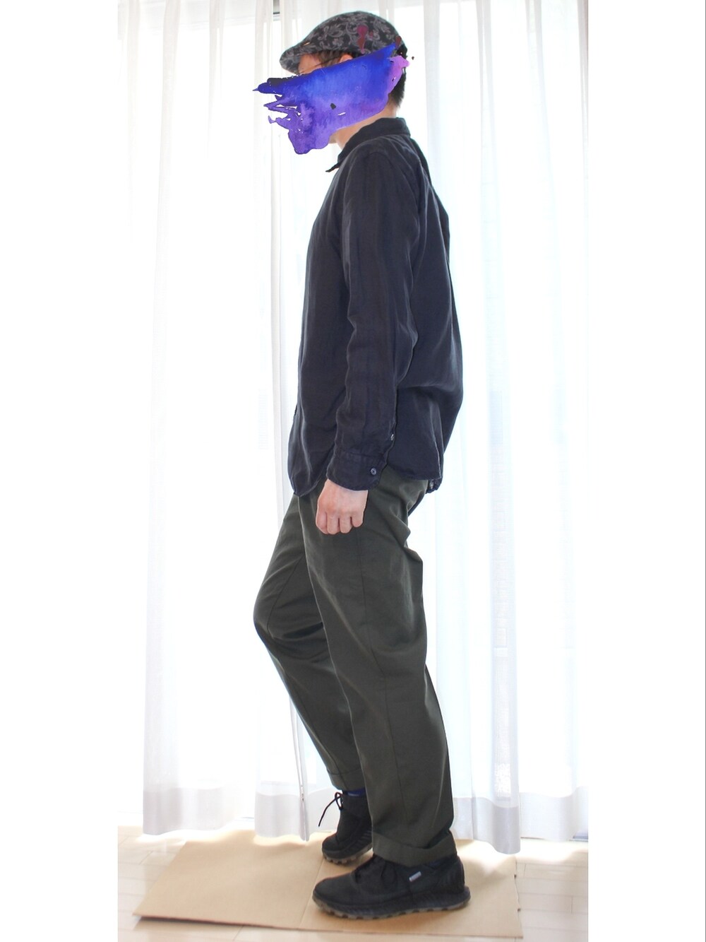 ブラック系のシャツ/ブラウス、グリーン系のチノパンツ、ブラック系のスニーカーを着用したメンズの秋コーディネートの2枚目の写真