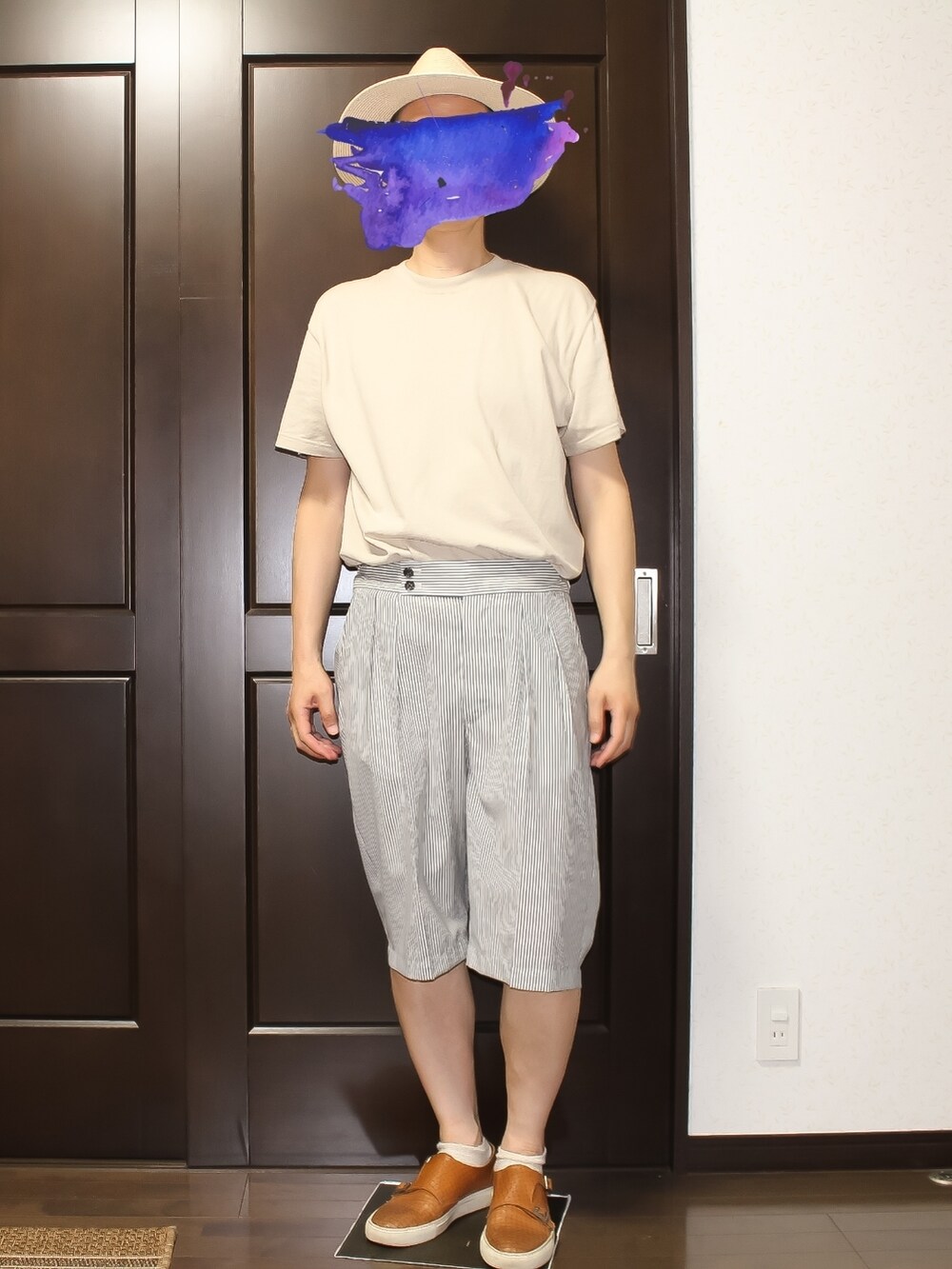 ブラウン系のスニーカー、ブルー系のその他パンツ、ベージュ系のTシャツ/カットソーを着用したメンズの夏コーディネートの2枚目の写真