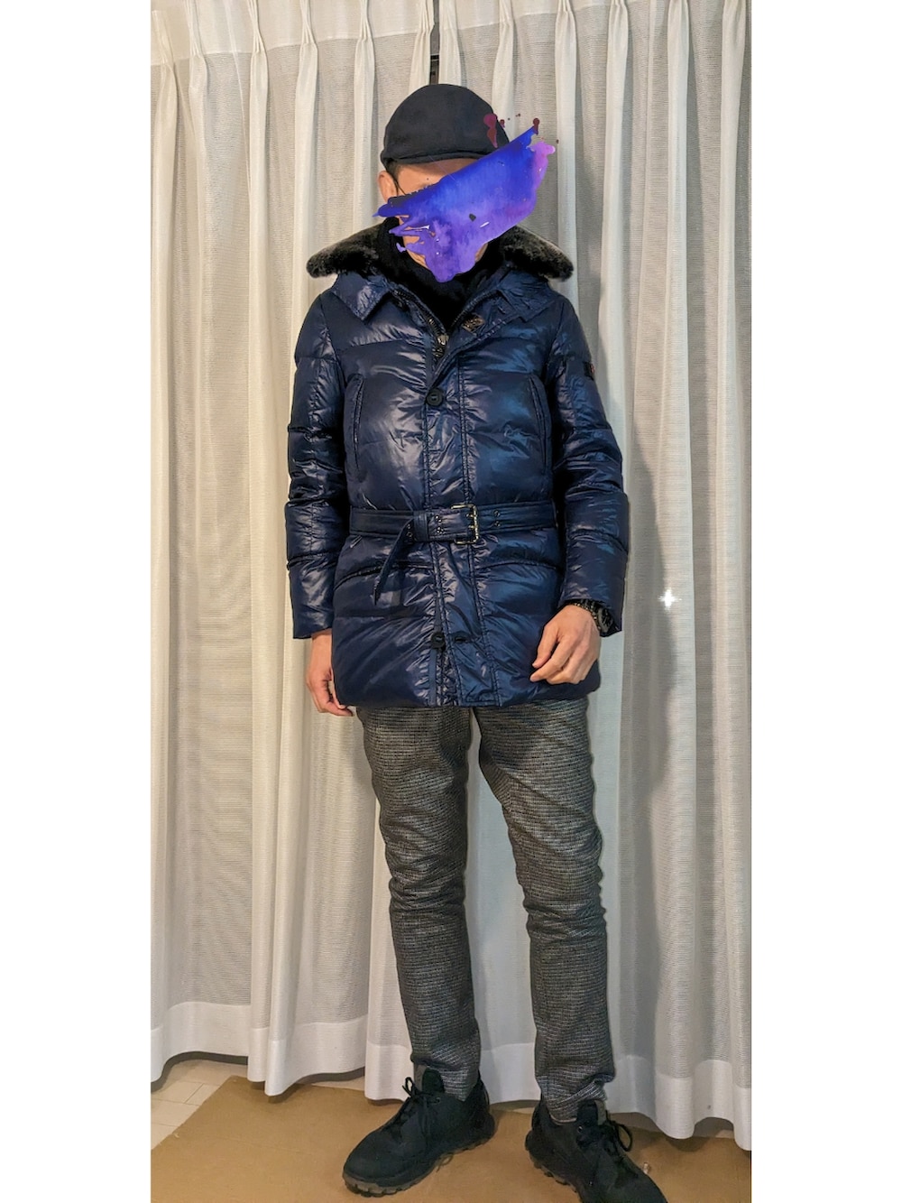 ブルー系のダウンジャケット/コート、グレー系のパンツ、ブラック系のスニーカーを着用したメンズの冬コーディネートの2枚目の写真