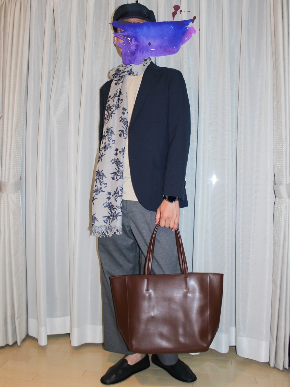 ブルー系のテーラードジャケット、ブラウン系のトートバッグ、ブルー系のスリッポンを着用したメンズの秋コーディネートの2枚目の写真