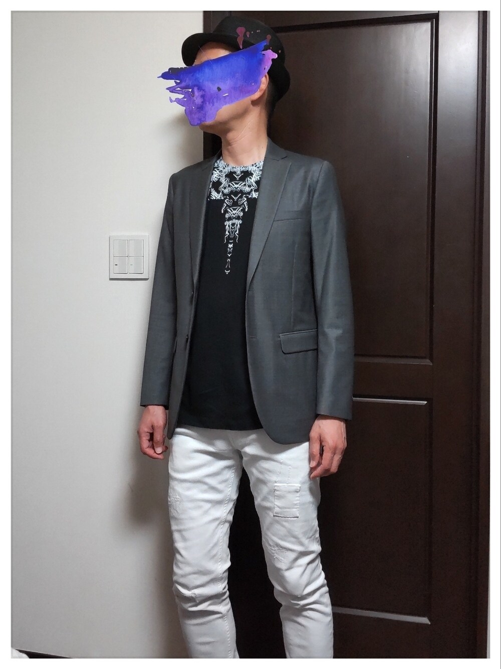 グレー系のテーラードジャケット、ブラック系のTシャツ/カットソー、ホワイト系のデニムパンツを着用したメンズの夏コーディネートの2枚目の写真