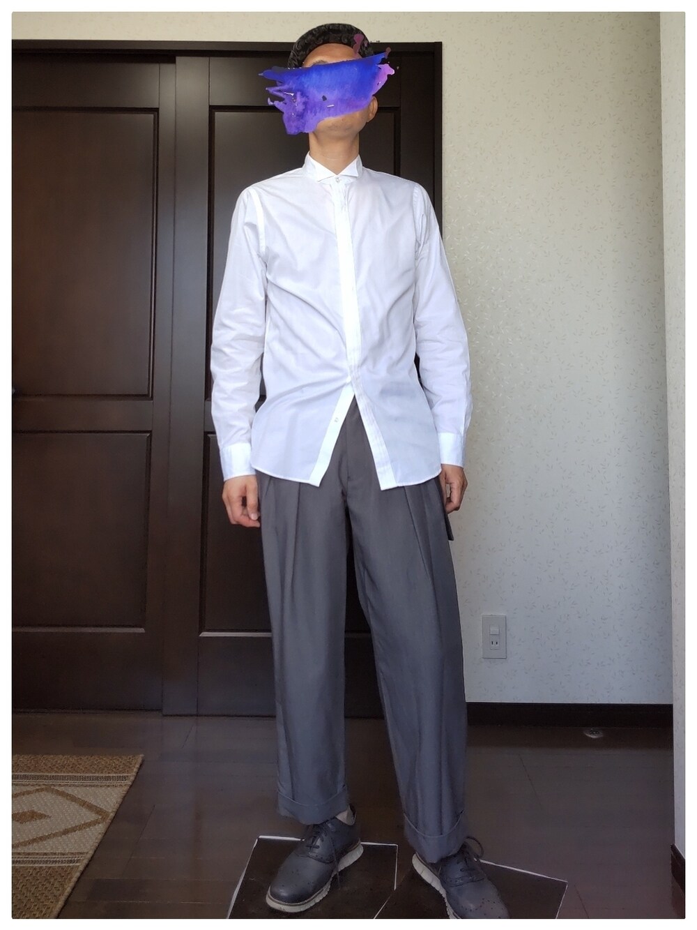 グレー系のその他パンツ、グレー系のドレスシューズ、ホワイト系のシャツ/ブラウスを着用したメンズの春コーディネートの3枚目の写真