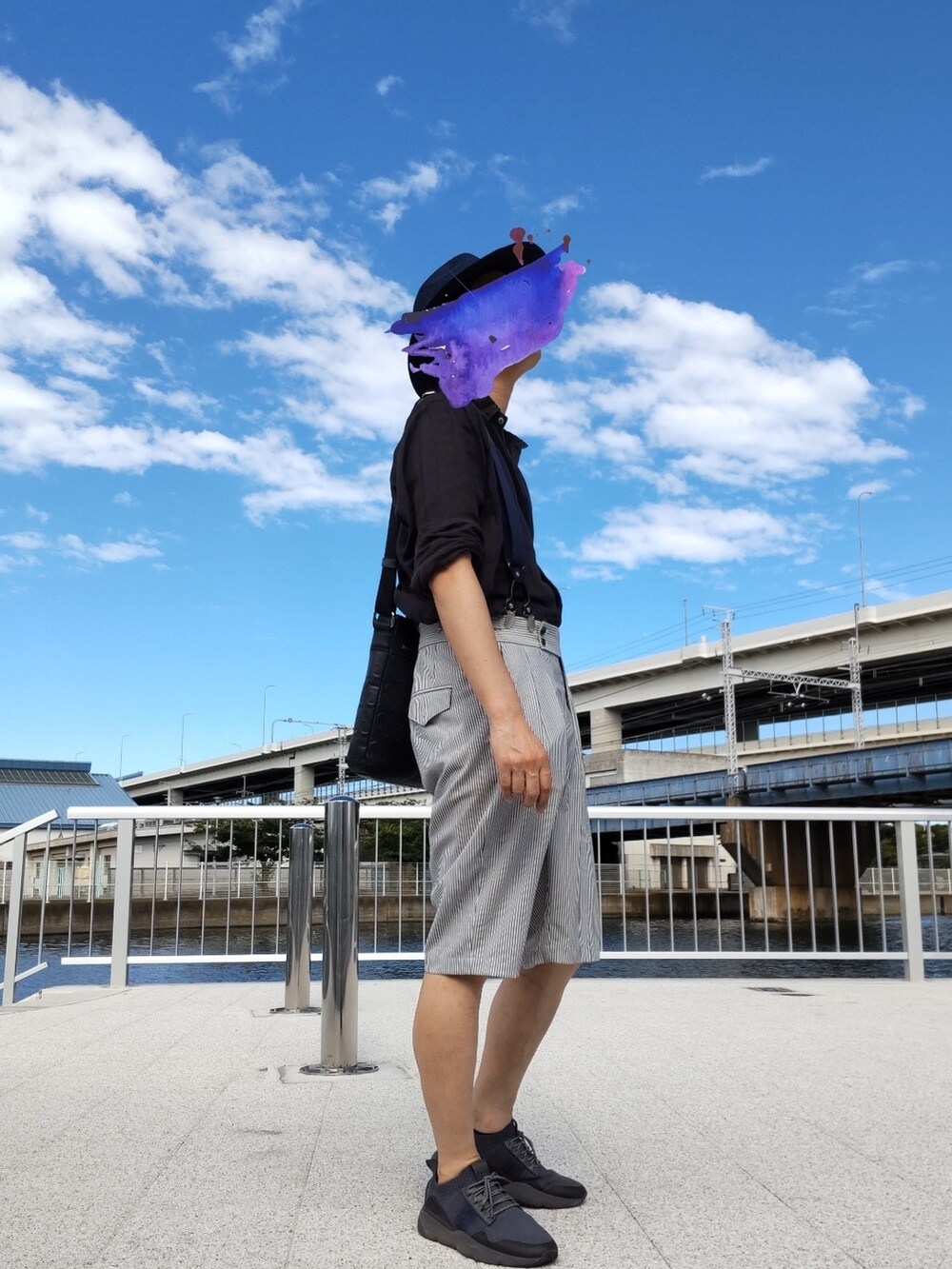 ブラック系のシャツ/ブラウス、ブルー系のその他パンツ、ブラック系のサンダルを着用したメンズの夏コーディネートの2枚目の写真