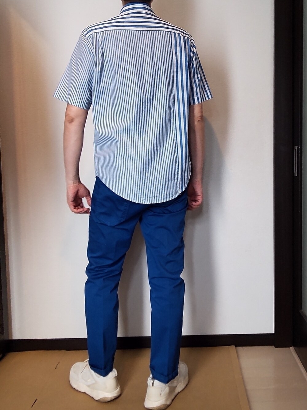 ブルー系のシャツ/ブラウス、ブルー系のデニムパンツ、ホワイト系のスニーカーを着用したメンズの夏コーディネートの2枚目の写真