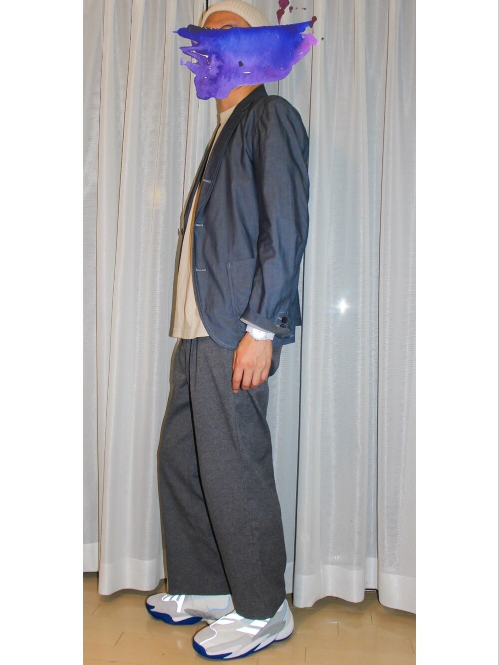 ブルー系のテーラードジャケット、ベージュ系のTシャツ/カットソー、グレー系のスラックスを着用したメンズの秋コーディネートの3枚目の写真