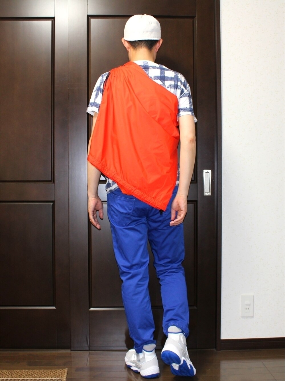 ホワイト系のスニーカー、ブルー系のデニムパンツ、ブルー系のTシャツ/カットソーを着用したメンズの夏コーディネートの3枚目の写真