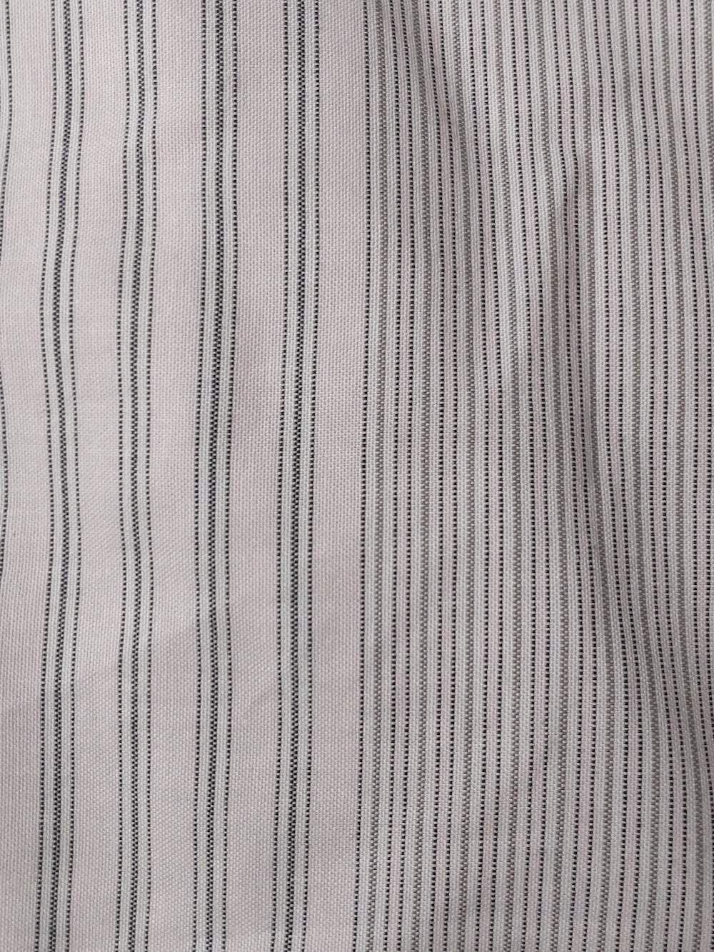 ピンク系のシャツ/ブラウス、グレー系のスラックス、グレー系のドレスシューズを着用したメンズの夏コーディネートの3枚目の写真