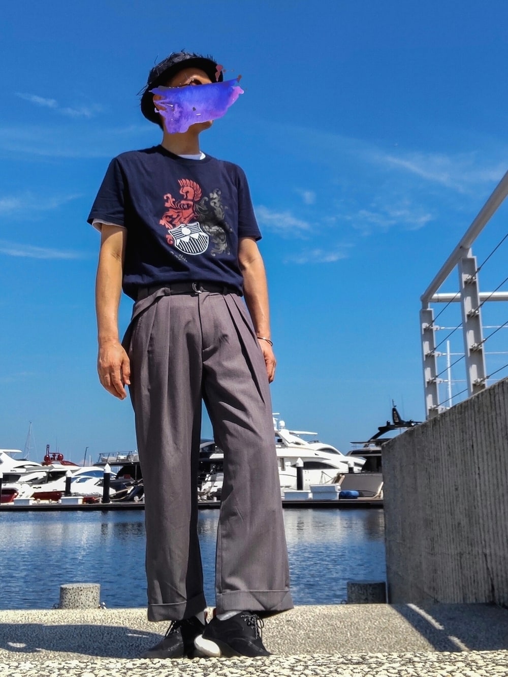 ブルー系のTシャツ/カットソー、ブルー系のメッセンジャーバッグ、グレー系のその他パンツを着用したメンズの夏コーディネートの2枚目の写真