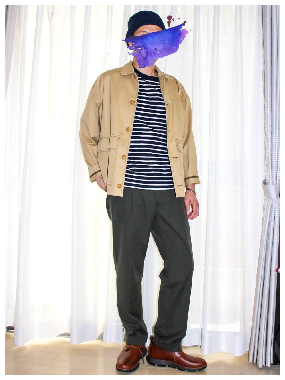 ベージュ系のジャケット/アウター、ブルー系のTシャツ/カットソー、グリーン系のチノパンツを着用したメンズの秋コーディネートの2枚目の写真