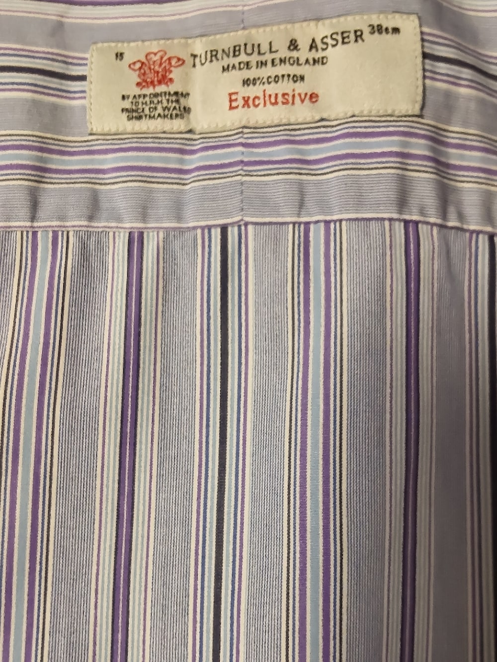 パープル系のシャツ/ブラウス、その他のポケットチーフ、ブルー系のテーラードジャケットを着用したメンズの春コーディネートの3枚目の写真