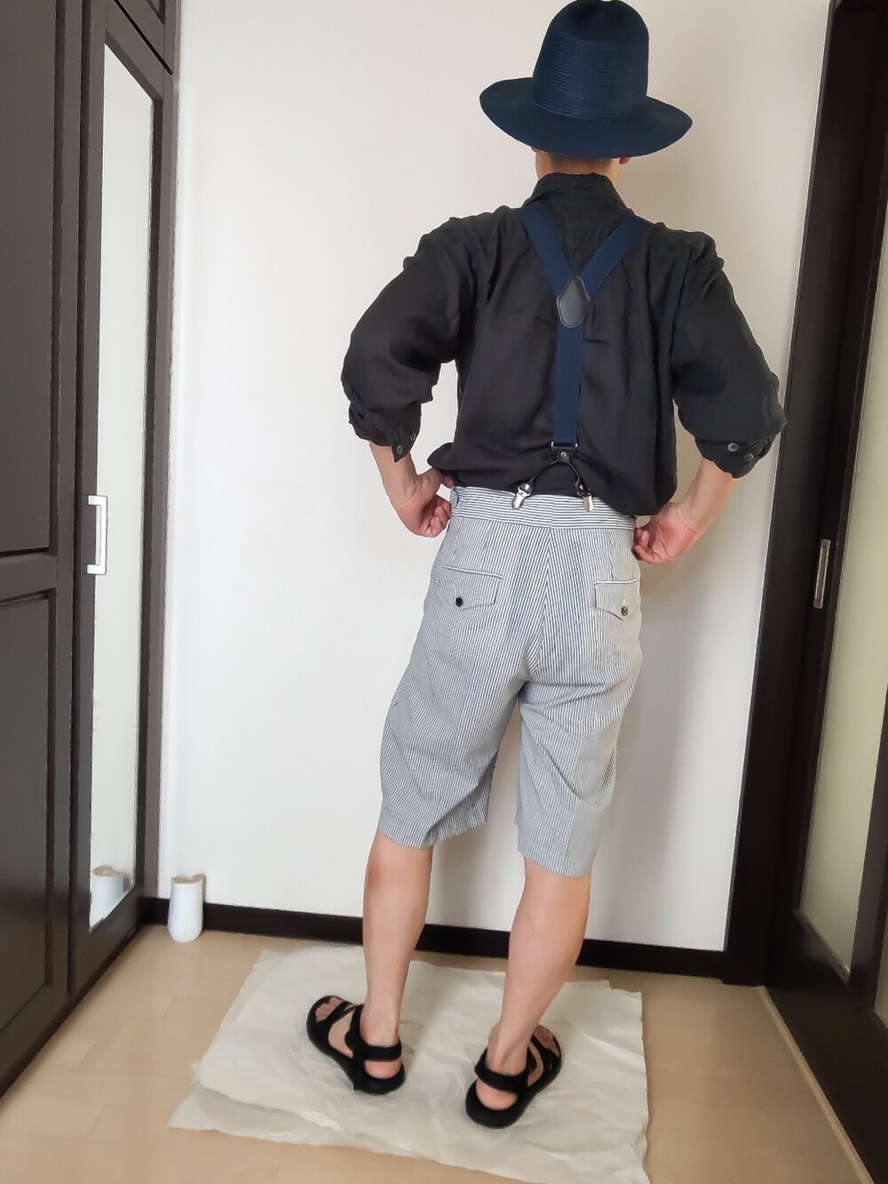 ブラック系のシャツ/ブラウス、ブルー系のその他パンツ、ブラック系のサンダルを着用したメンズの夏コーディネートの4枚目の写真