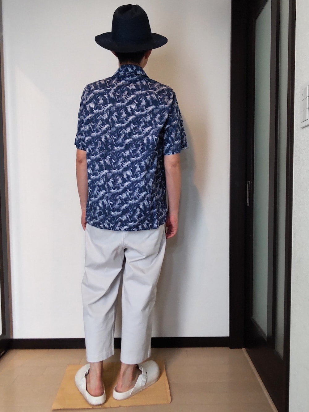 ブルー系のシャツ/ブラウス、ホワイト系のその他パンツ、ホワイト系のサンダルを着用したメンズの夏コーディネートの2枚目の写真