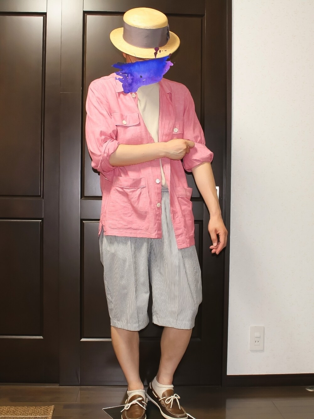 レッド系のミリタリージャケット、ベージュ系のTシャツ/カットソー、ブルー系のその他パンツを着用したメンズの夏コーディネートの3枚目の写真