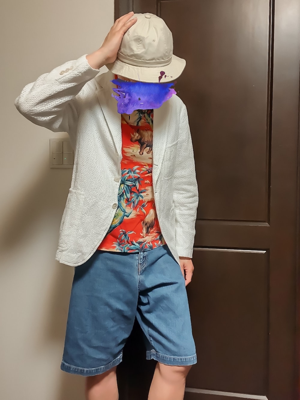 レッド系のポロシャツ、ホワイト系のテーラードジャケット、ブルー系のその他パンツを着用したメンズの春コーディネートの2枚目の写真