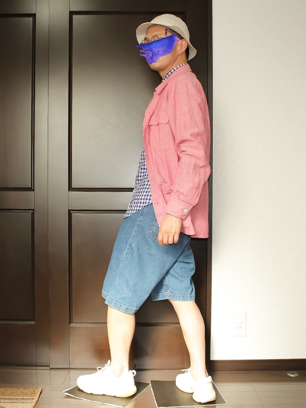 ブルー系のその他パンツ、ブルー系のシャツ/ブラウス、レッド系のミリタリージャケットを着用したメンズの春コーディネートの3枚目の写真