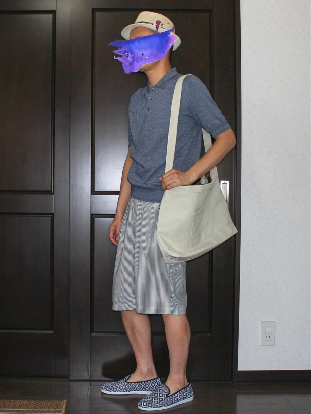 ブルー系のポロシャツ、ブルー系のその他パンツ、ホワイト系のトートバッグを着用したメンズの夏コーディネートの2枚目の写真