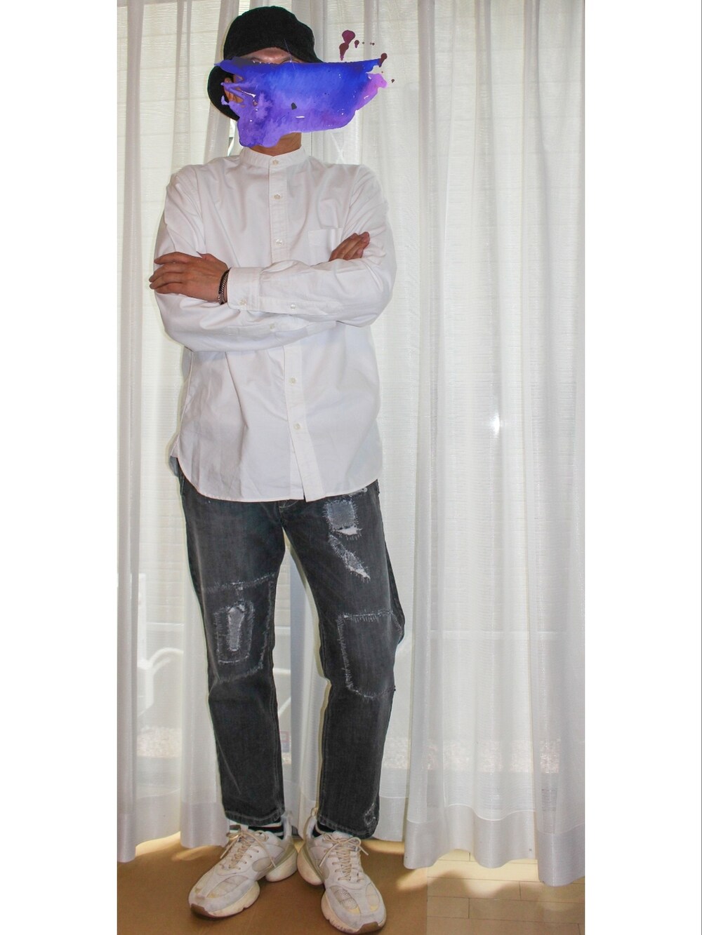 グレー系のデニムパンツ、ホワイト系のシャツ/ブラウス、ホワイト系のスニーカーを着用したメンズの秋コーディネートの2枚目の写真