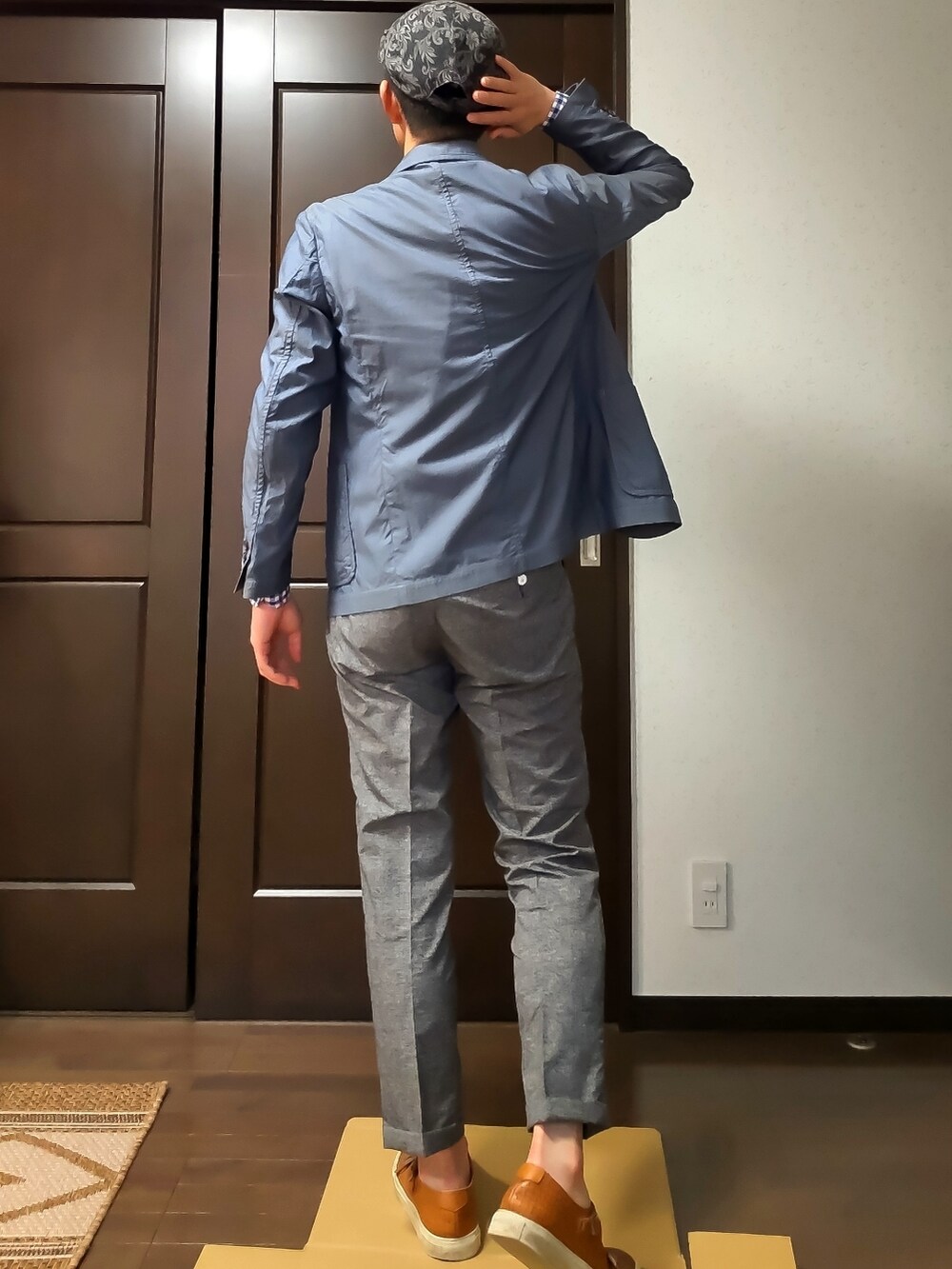 ブルー系のシャツ/ブラウス、ブルー系のテーラードジャケット、グレー系のその他パンツを着用したメンズの春コーディネートの2枚目の写真