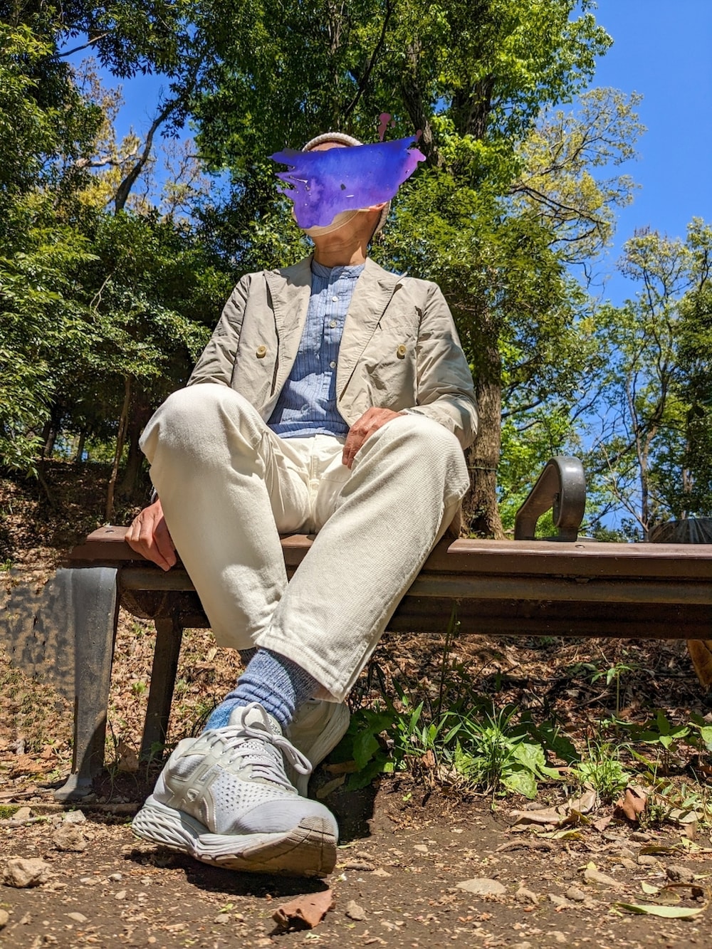 ベージュ系のテーラードジャケット、ブルー系のシャツ/ブラウス、ホワイト系のデニムパンツを着用したメンズの春コーディネートの2枚目の写真