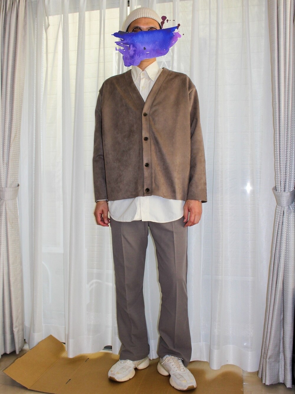 ベージュ系のカーディガン/ボレロ、グレー系のその他パンツ、ホワイト系のスニーカーを着用したメンズの秋コーディネートの2枚目の写真