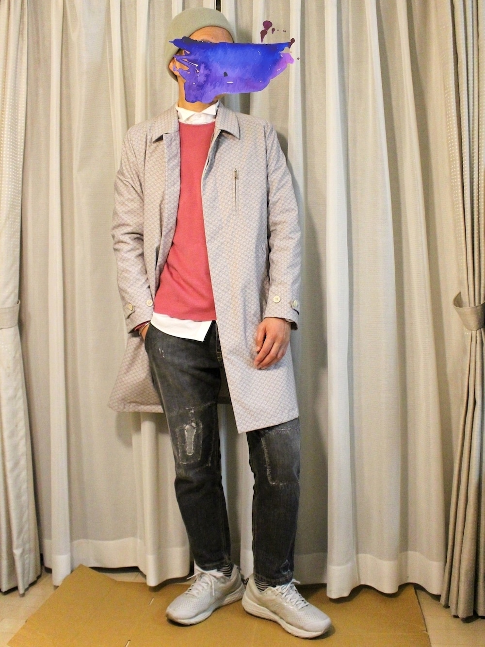 ピンク系のニット/セーター、シルバー系のステンカラーコート、グレー系のデニムパンツを着用したメンズの春コーディネートの3枚目の写真