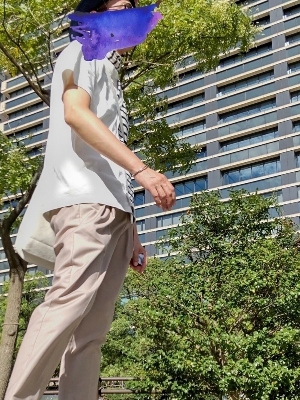 ブルー系のTシャツ/カットソー、ホワイト系のトートバッグ、ベージュ系のスラックスを着用したメンズの夏コーディネートの2枚目の写真