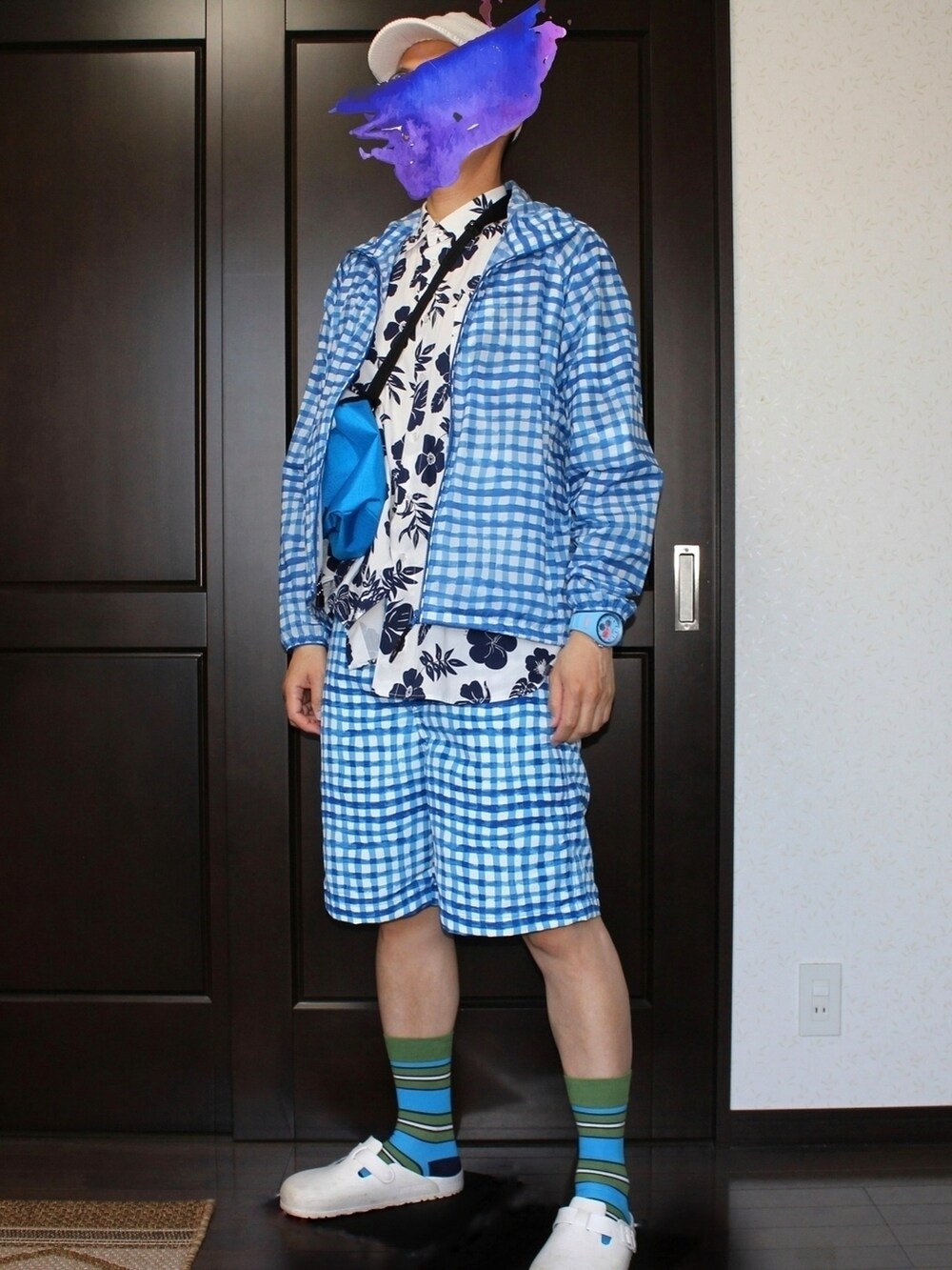 ブルー系のジャケット/アウター、ホワイト系のシャツ/ブラウス、ブルー系のボディバッグ/ウエストポーチを着用したメンズの夏コーディネートの2枚目の写真