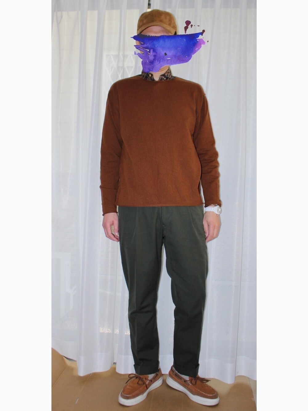 グリーン系のチノパンツ、ブラウン系のローファー、ブラウン系のニット/セーターを着用したメンズの春コーディネートの2枚目の写真