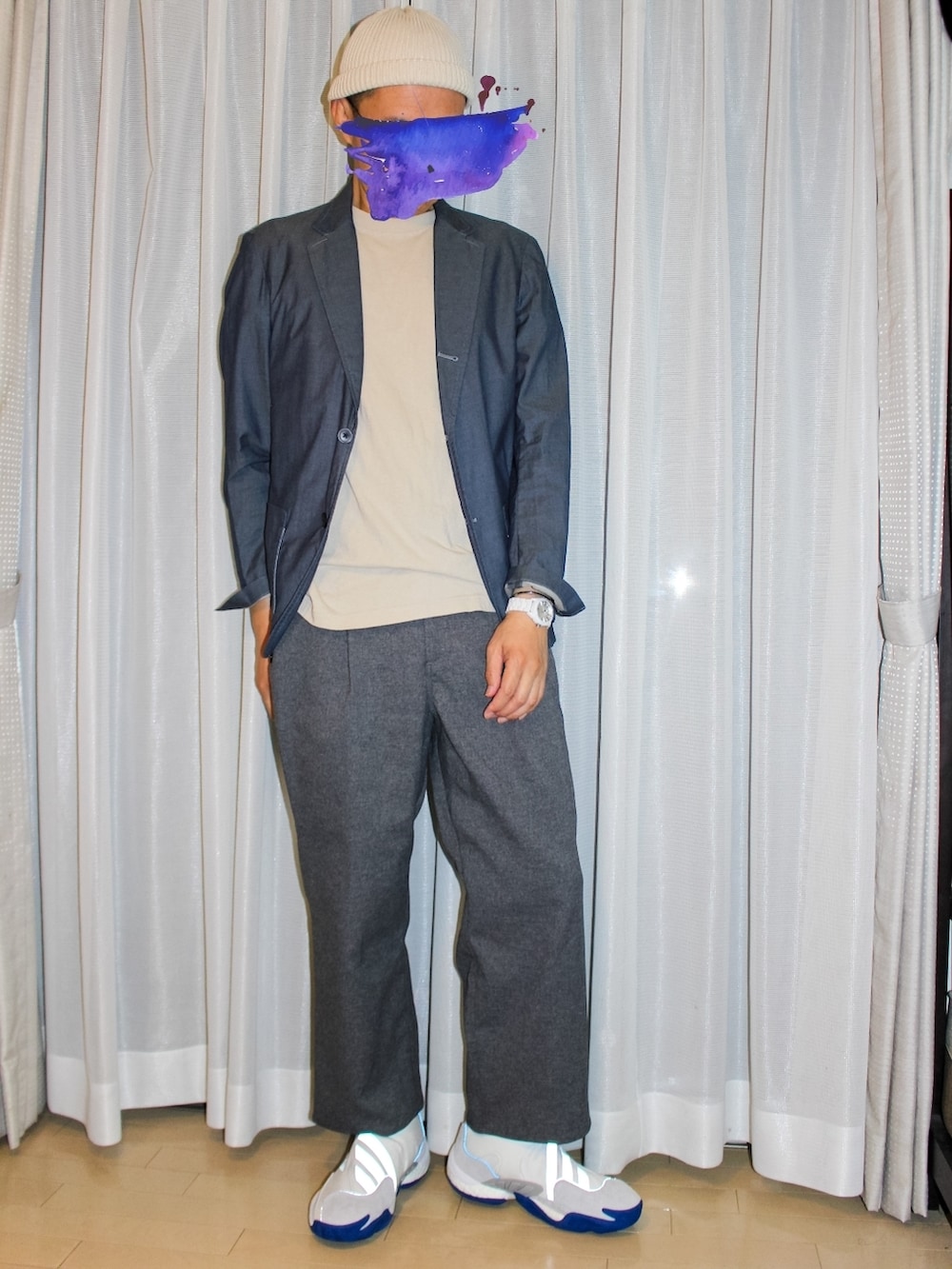 ブルー系のテーラードジャケット、ベージュ系のTシャツ/カットソー、グレー系のスラックスを着用したメンズの秋コーディネートの2枚目の写真