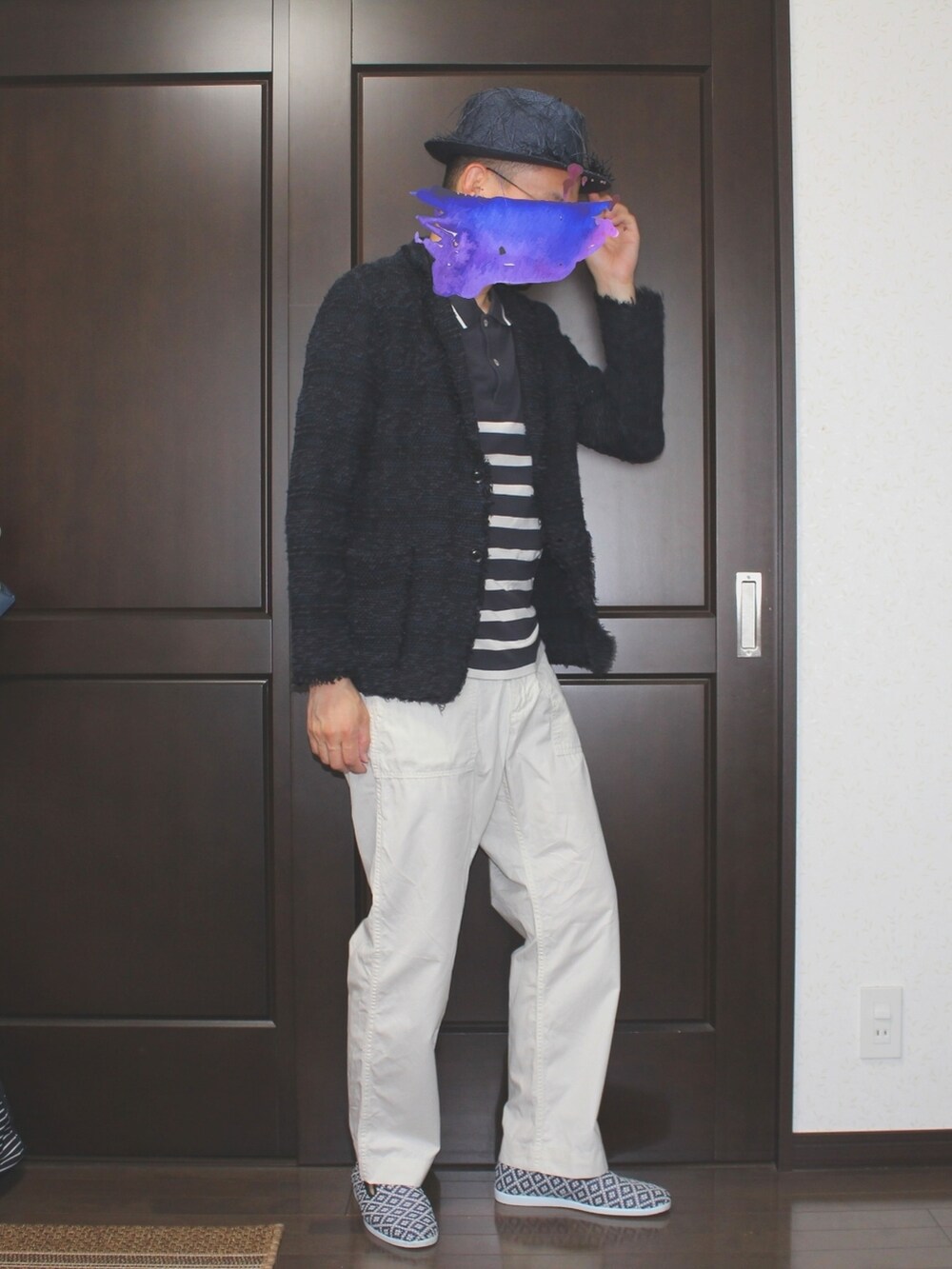 ブルー系のテーラードジャケット、ブルー系のポロシャツ、ベージュ系のその他パンツを着用したメンズの夏コーディネートの3枚目の写真