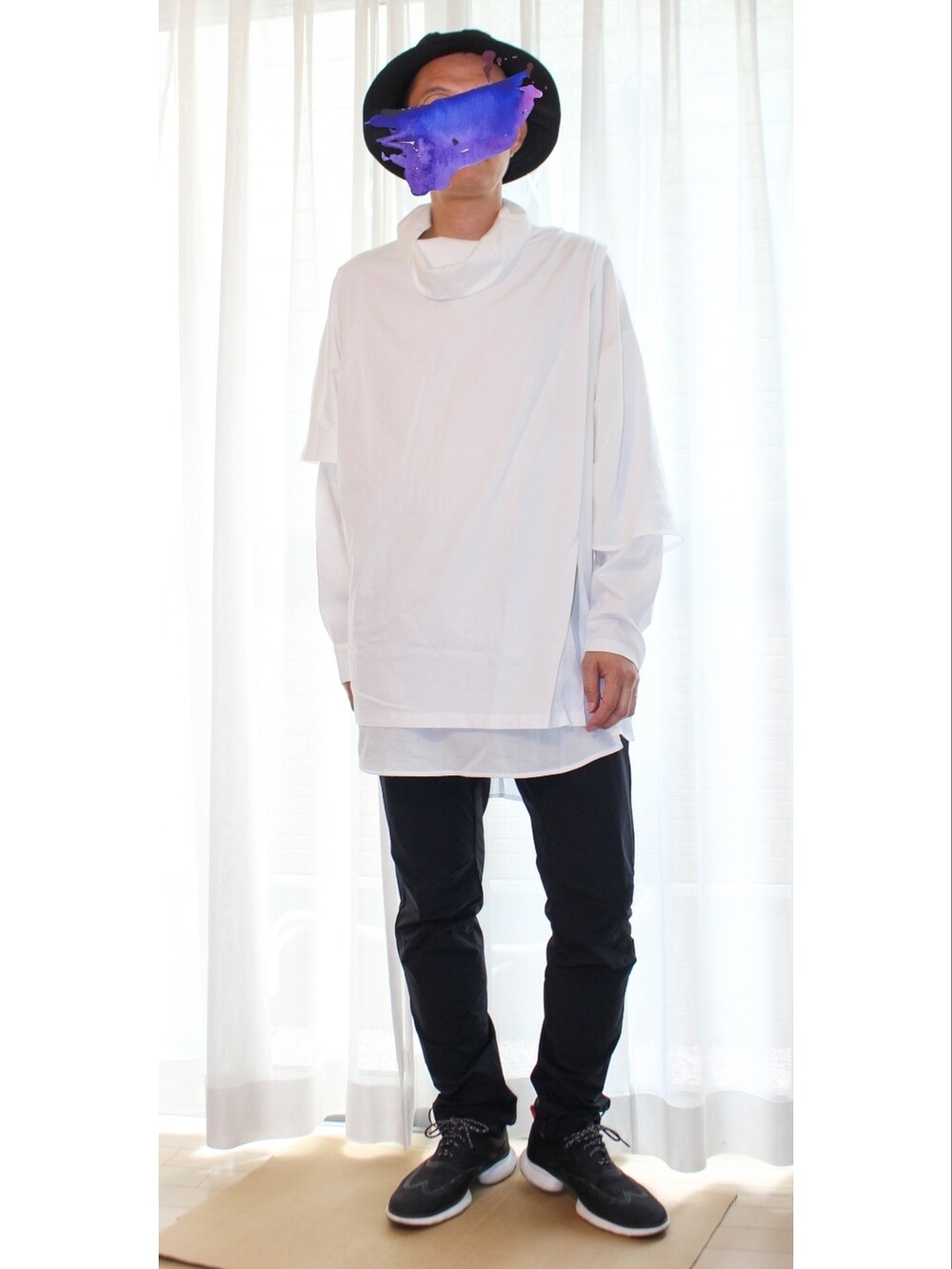 ホワイト系のTシャツ/カットソー、ブラック系のその他パンツ、ブラック系のドレスシューズを着用したメンズの夏コーディネートの2枚目の写真