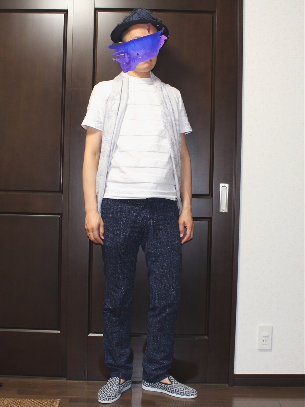 ブルー系のパンツ、ホワイト系のTシャツ/カットソー、ブルー系のスリッポンを着用したメンズの夏コーディネートの3枚目の写真