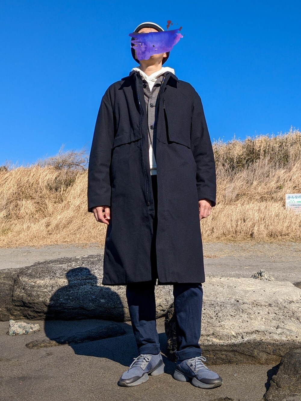 グレー系のダウンジャケット/コート、グレー系のブルゾン、ブルー系のデニムパンツを着用したメンズの冬コーディネートの2枚目の写真