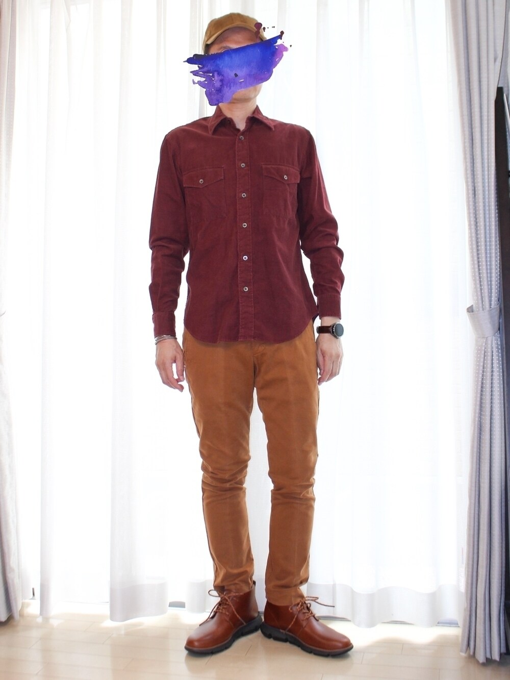 レッド系のシャツ/ブラウス、ブラウン系のチノパンツ、ブラウン系のブーツを着用したメンズの秋コーディネートの2枚目の写真