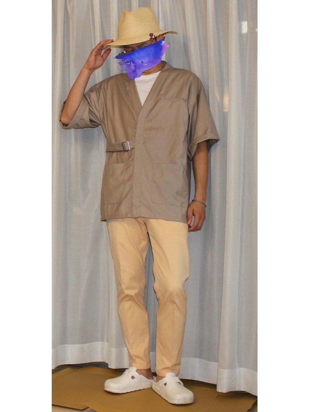 ベージュ系のシャツ/ブラウス、イエロー系のチノパンツ、ホワイト系のサンダルを着用したメンズの秋コーディネートの2枚目の写真