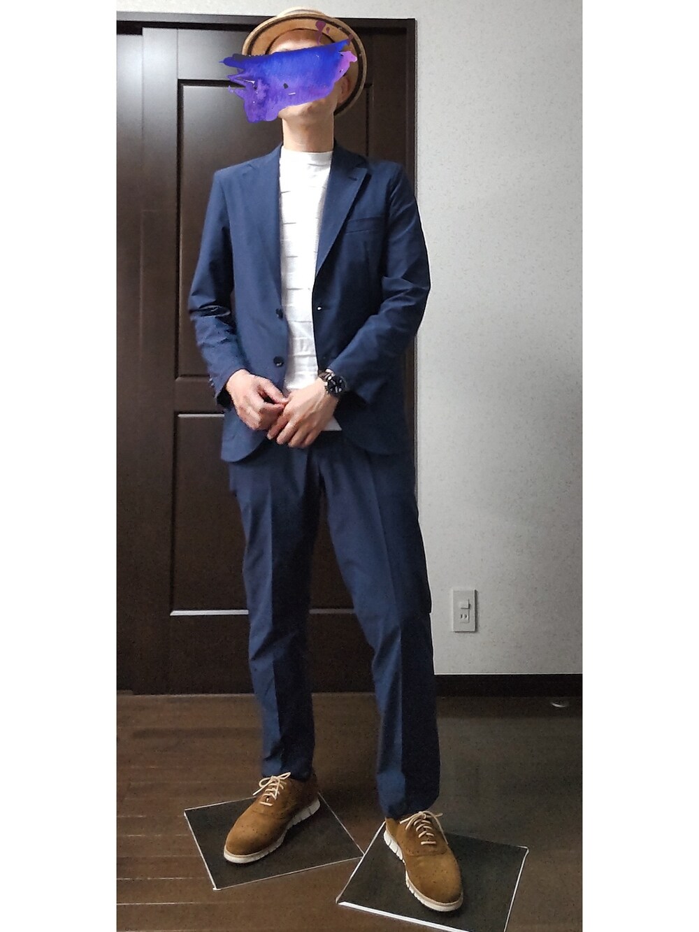 ブルー系のスラックス、ホワイト系のTシャツ/カットソー、ブルー系のテーラードジャケットを着用したメンズの春コーディネートの2枚目の写真