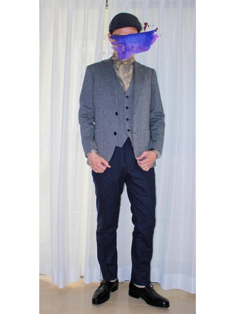 グレー系のテーラードジャケット、ブルー系のパンツ、ブラック系のドレスシューズを着用したメンズの冬コーディネートの2枚目の写真