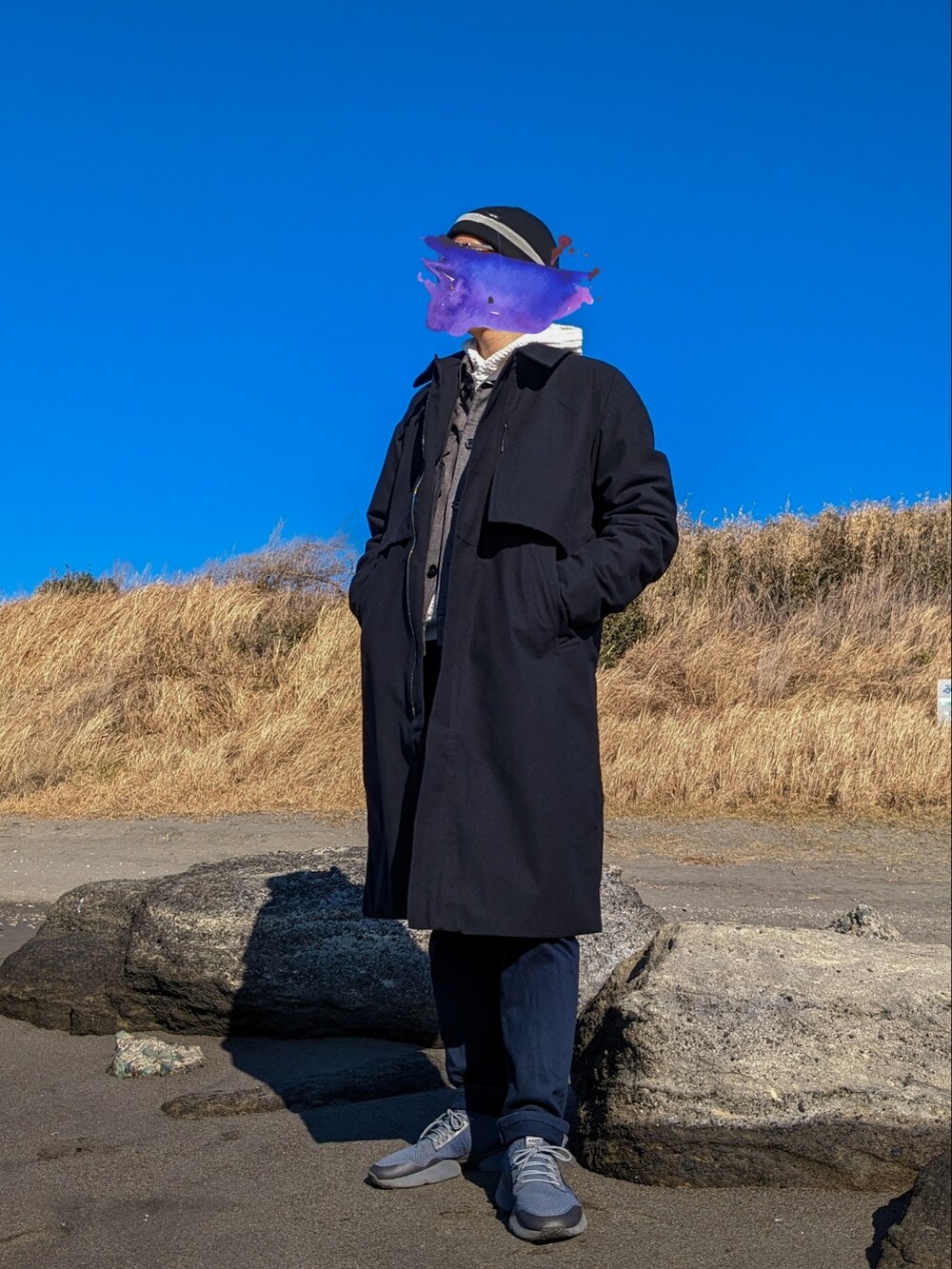 グレー系のダウンジャケット/コート、グレー系のブルゾン、ブルー系のデニムパンツを着用したメンズの冬コーディネートの3枚目の写真