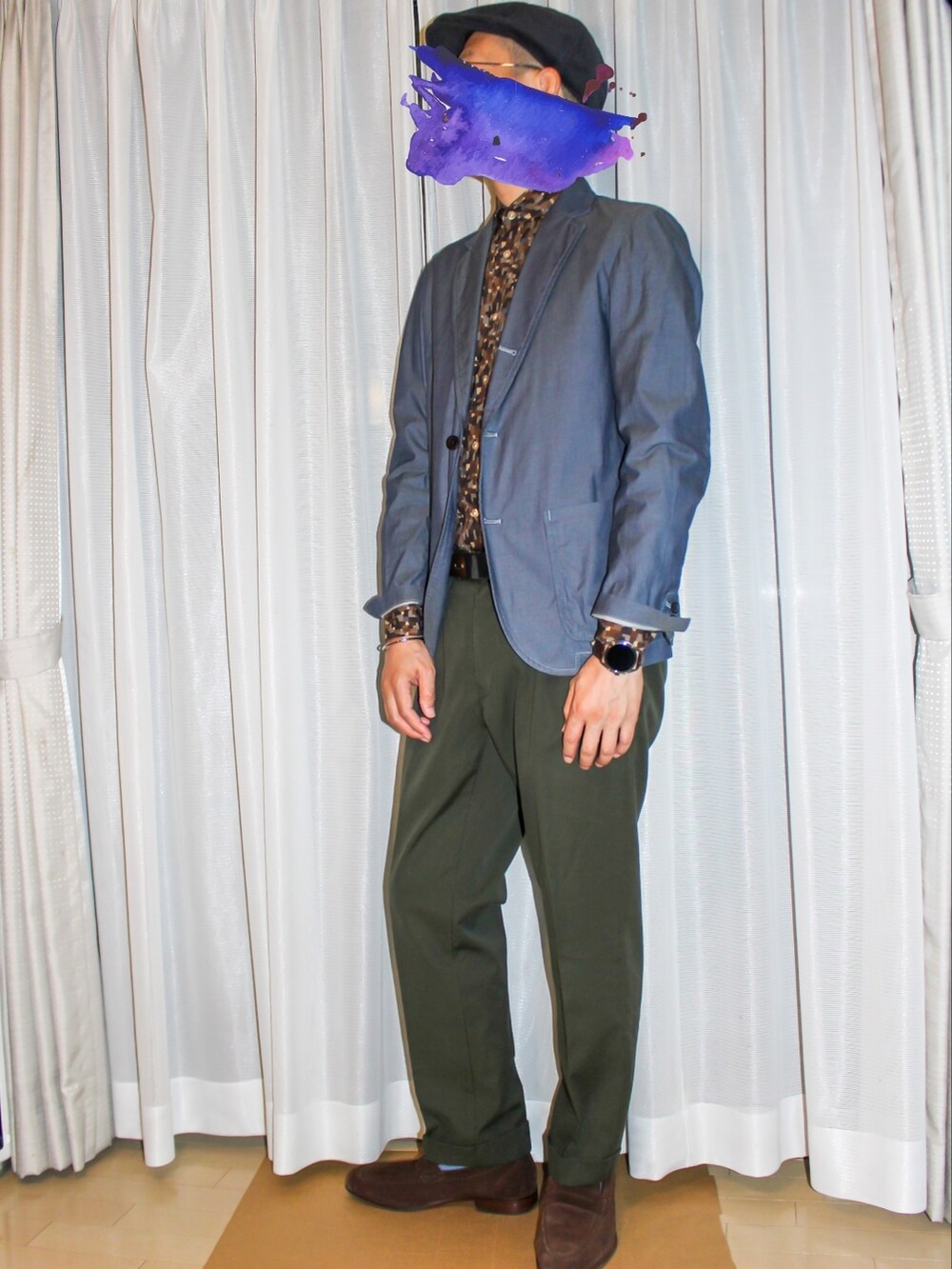 ブラウン系のシャツ/ブラウス、ブルー系のテーラードジャケット、グリーン系のチノパンツを着用したメンズの秋コーディネートの3枚目の写真